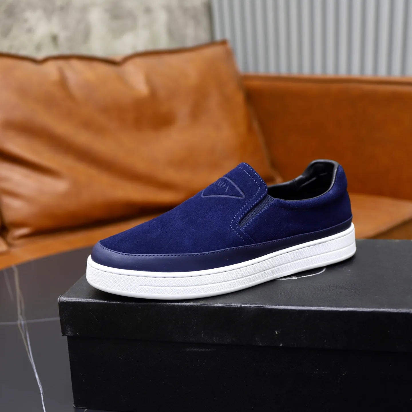 Ex-factory price: 420💰🙅‍♂️🙅‍♂️🙅‍♂️ Brand: PRADA Standard code: 38-44 (45 customized) Grade: Same as the official website Material: Original leather splicing, comfortable and breathable lining, original wear-resistant outsole Style category: Men's fashionable casual shoes, running shoes, noble luxury brand elements, top luxury Color: actual picture color